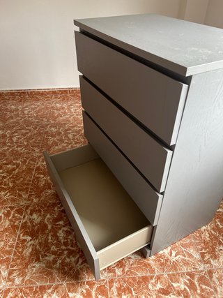 Cómoda gris de madera