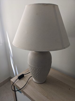 Lámpara de mesa beige y blanca