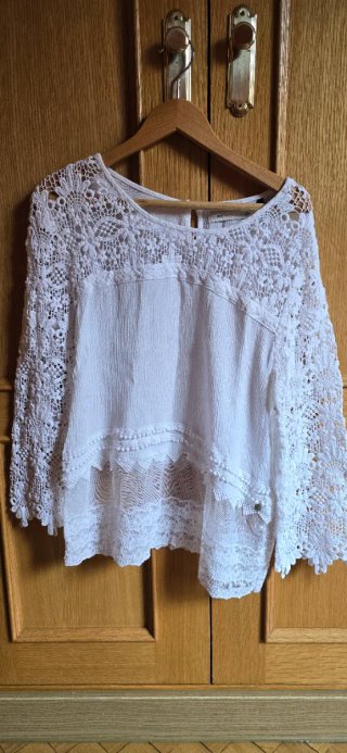 Blusa encaje linea juvenil "We Are Young" blanca