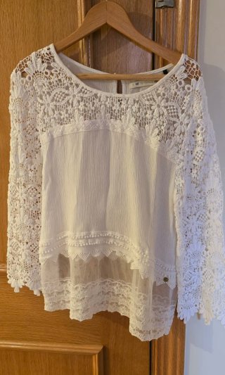 Blusa encaje linea juvenil "We Are Young" blanca
