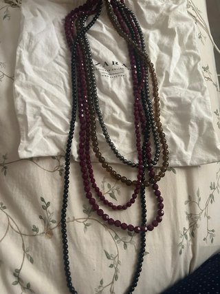 Collar doble de bolas moradas y marrones