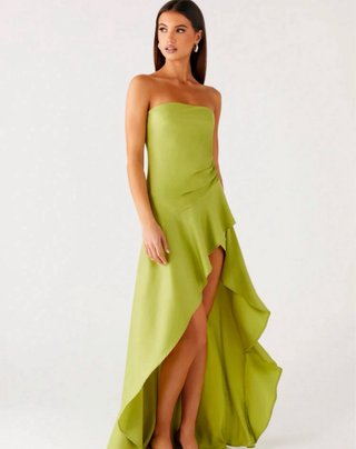 Vestido verde largo asimétrico