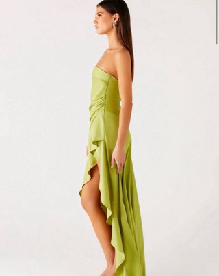 Vestido verde largo asimétrico