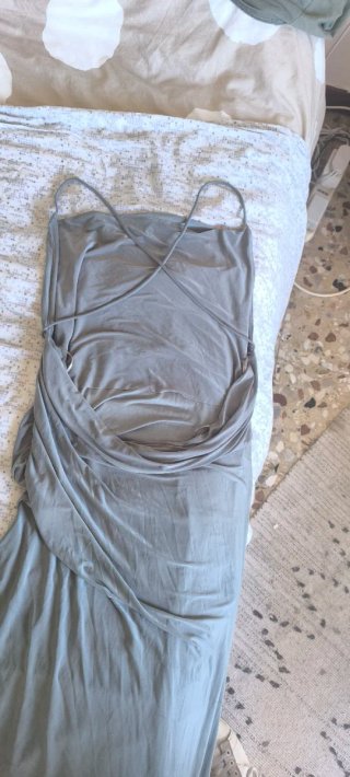 Abito lungo grigio,scollatura ed incrocio dietro
