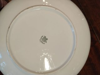 24 piatti piani, 12 fondi, 14 dessert, 3 salsiere, 1 insalatiera