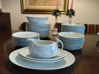 24 piatti piani, 12 fondi, 14 dessert, 3 salsiere, 1 insalatiera
