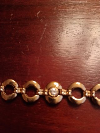 Pulsera dorada con eslabones circulares