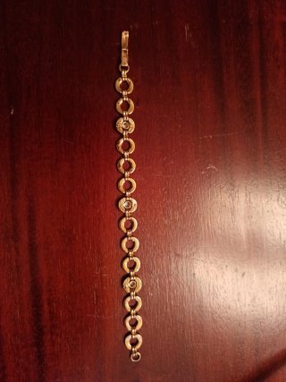 Pulsera dorada con eslabones circulares