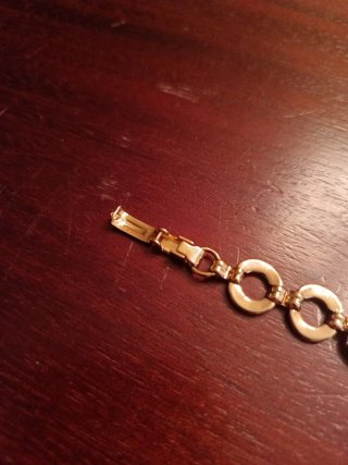 Pulsera dorada con eslabones circulares
