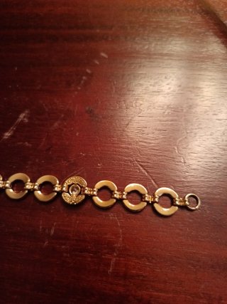 Pulsera dorada con eslabones circulares