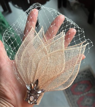 Precioso tocado hecho a mano beige y dorado