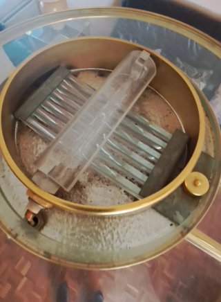 Lámpara de techo dorada y cristal