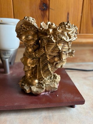 Lámpara de mesa dorada