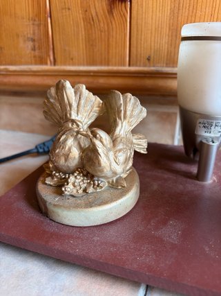 Lámpara de mesa dorada