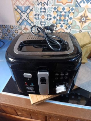 Freidora eléctrica negra