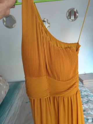 Vestido largo mostaza asimétrico
