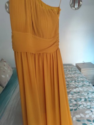 Vestido largo mostaza asimétrico