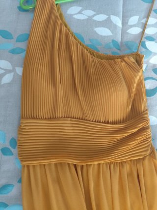 Vestido largo mostaza asimétrico