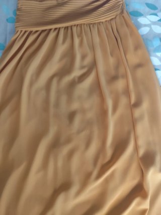 Vestido largo mostaza asimétrico