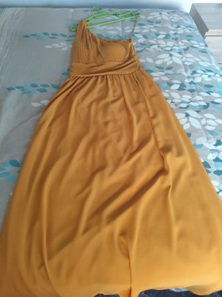 Vestido largo mostaza asimétrico