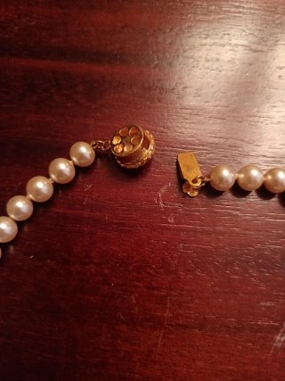Collar de perlas con cierre dorado