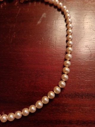 Collar de perlas con cierre dorado