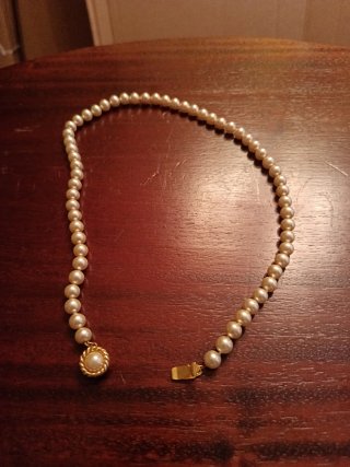 Collar de perlas con cierre dorado
