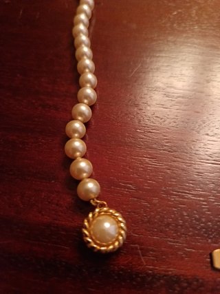 Collar de perlas con cierre dorado