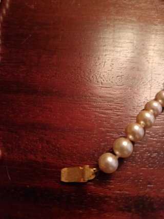 Collar de perlas con cierre dorado