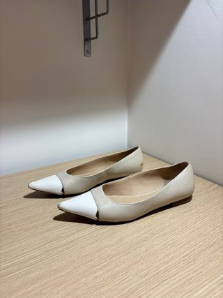 Scarpe basse beige e bianche a punta