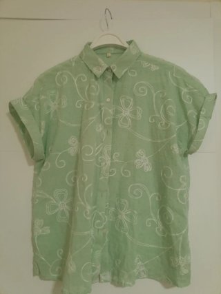 Camisa verde estampada flores talla L