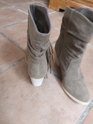 Botas marrones/grises con flecos