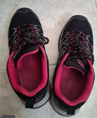 Zapatillas deportivas negras y rosas