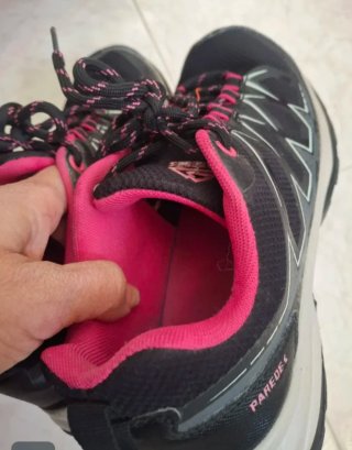 Zapatillas deportivas negras y rosas