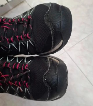 Zapatillas deportivas negras y rosas