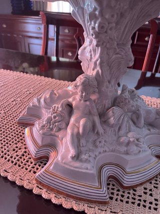 Es un centro de la mesa antiguo