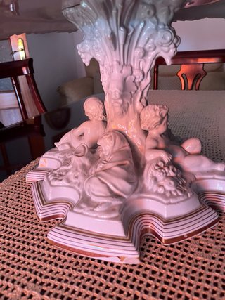 Es un centro de la mesa antiguo