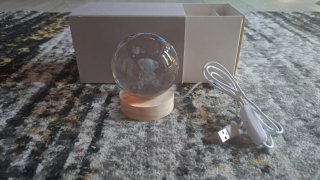 Sfera di cristallo con orsetto e base