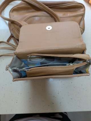 Dos bolsos de piel marrón