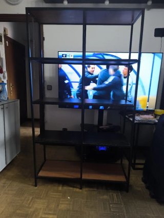 Estantería metálica con baldas de madera y vidrio
