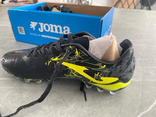 Botas de fútbol negras sin usar