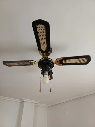Ventilador de techo negro  le falta el plafon