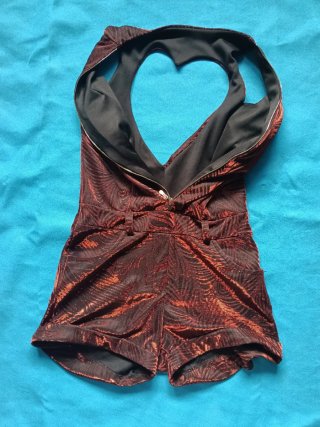 Mono corto con cremallera y estampado