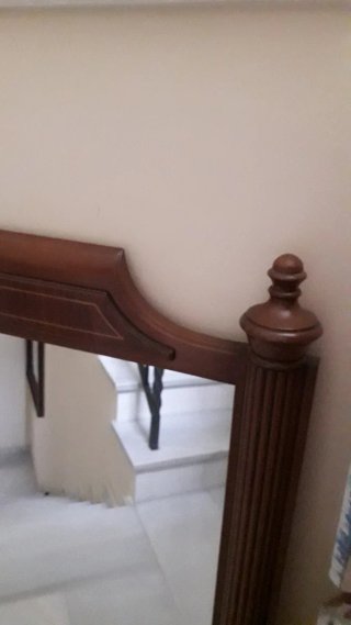Cabecero de madera y espejo  a juego.