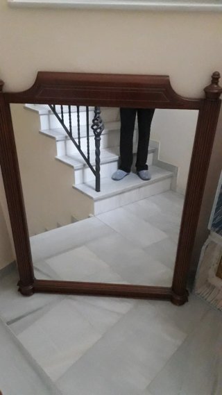 Cabecero de madera y espejo  a juego.