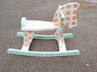 Caballito de madera pintado a mano