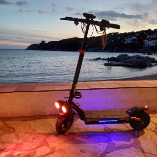 Patinete eléctrico con luces LED