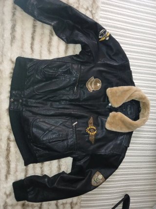 Cazadora de cuero estilo aviador