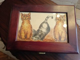 Joyero de madera decorado con gatos