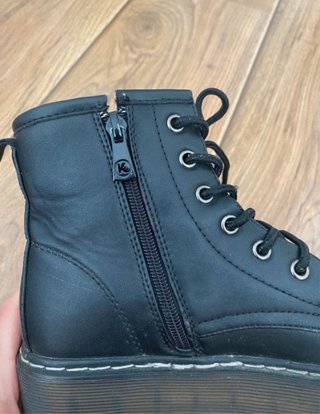 Botas negras con cordones y plataforma